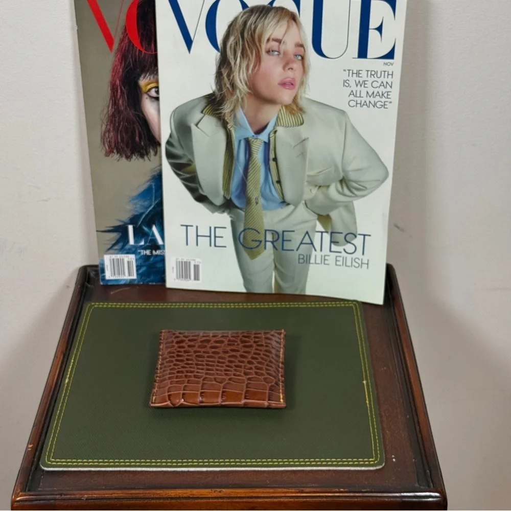 Elegant Brown Leather Crocodile-Embossed Wallet - Picture 7 of 7